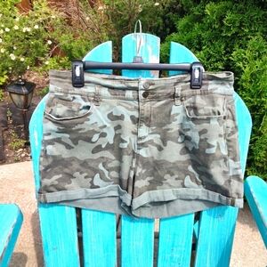 L.E.I. High Rise Size 15 Camo Shorts!